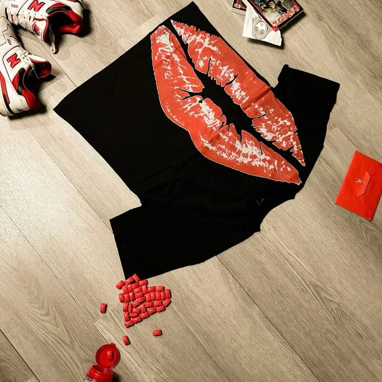 The Kiss tee